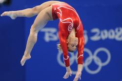 开云体育APP下载-赛道风云，哈斯车队横扫红牛二队，塞恩斯高光表现引领格局之变