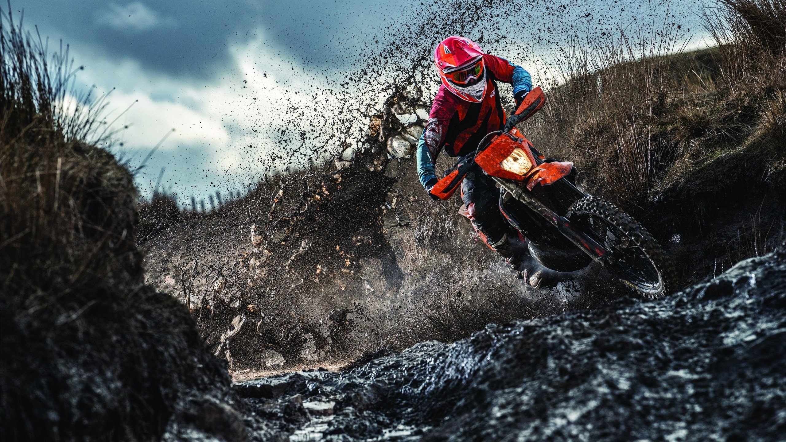 F1新赛季揭幕战之夜，奥亚尔萨瓦尔持续制造杀伤，诠释赛道上的唯一性艺术